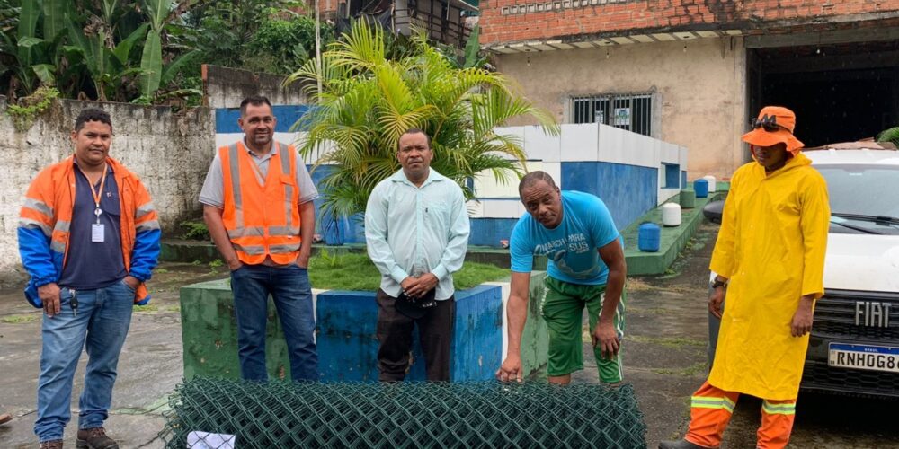 Comunidade em Valéria recebe tela para contenção de lixo