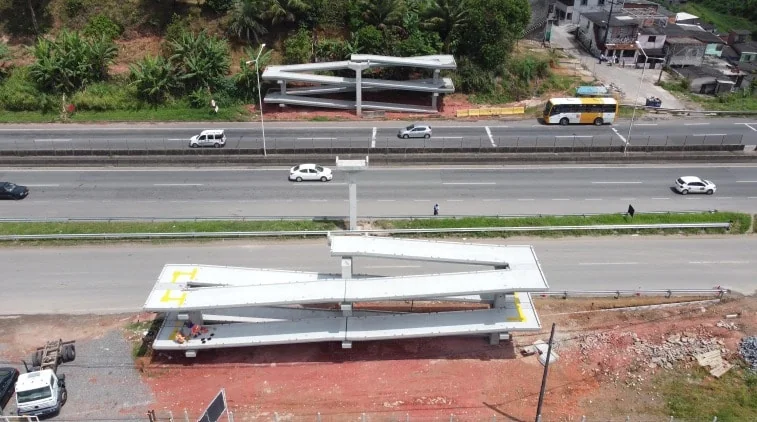 VIABAHIA realiza operação de içamento de travessia de passarela na BR-324