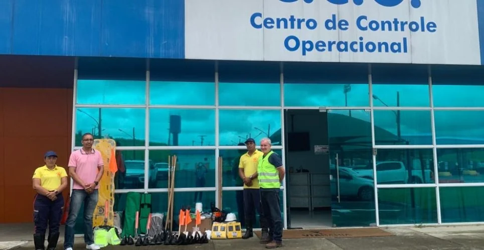 Brigadistas voluntários recebem materiais de auxílio a resgates