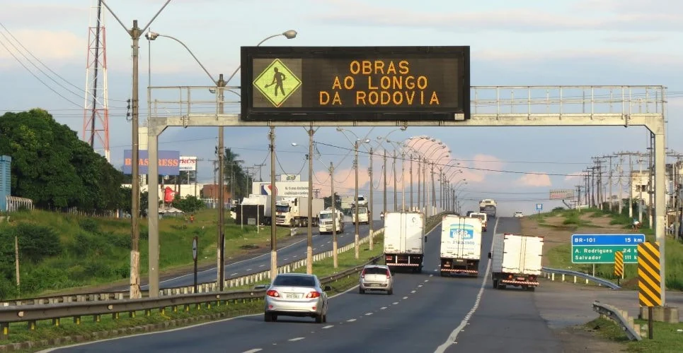 VIABAHIA finaliza montagem do novo Painel de Mensagem Variável na manhã deste domingo (01/03)