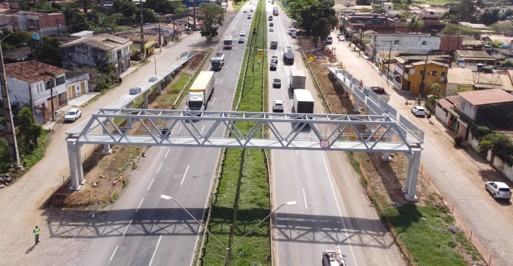 VIABAHIA realiza concretagem do piso da passarela do Bessa  nesta quinta-feira (25)  